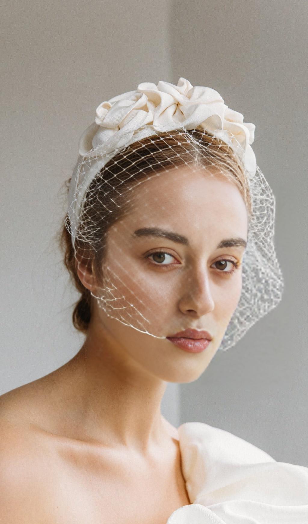 TRIPLE ROSETTE WITH VEIL IN CREAM