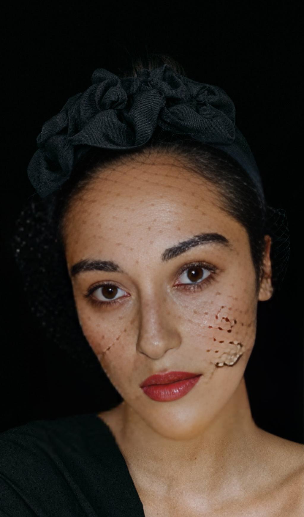 TRIPLE ROSETTE WITH VEIL IN BLACK