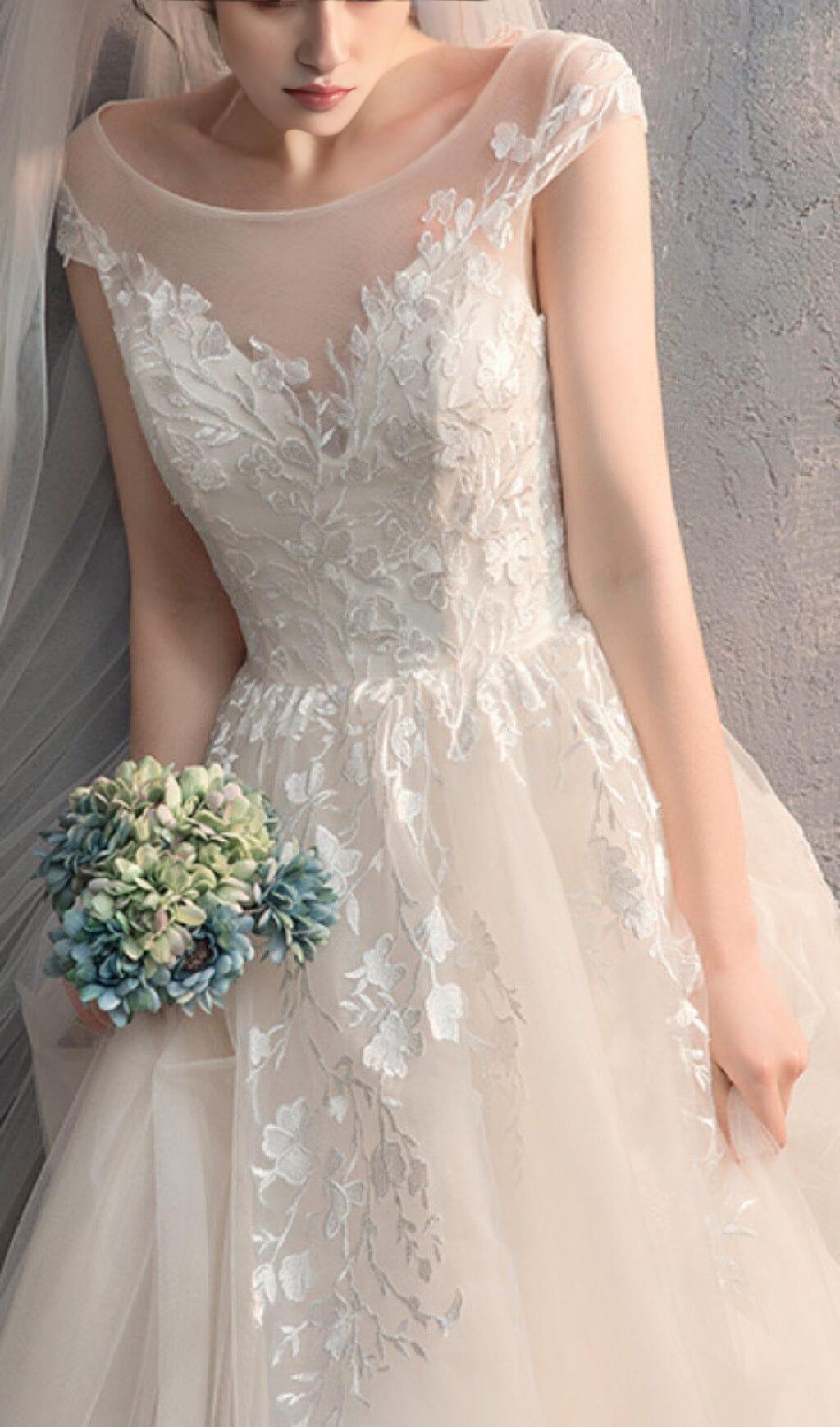 WHITE TRAILING LACE WEDDING DRESS